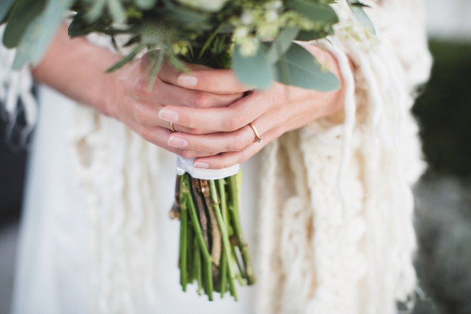 een bruid die een boeket groen vasthoudt