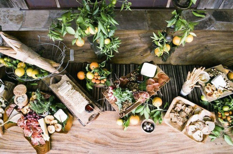 een tafel met eten en fruit erop