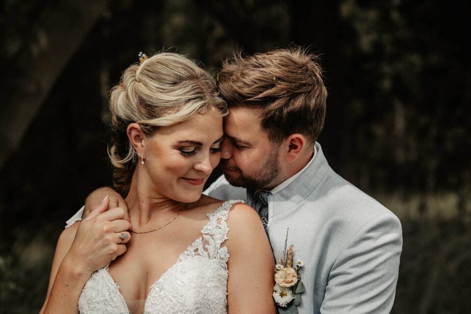 een close-up van een bruid en bruidegom die elkaar omhelzen