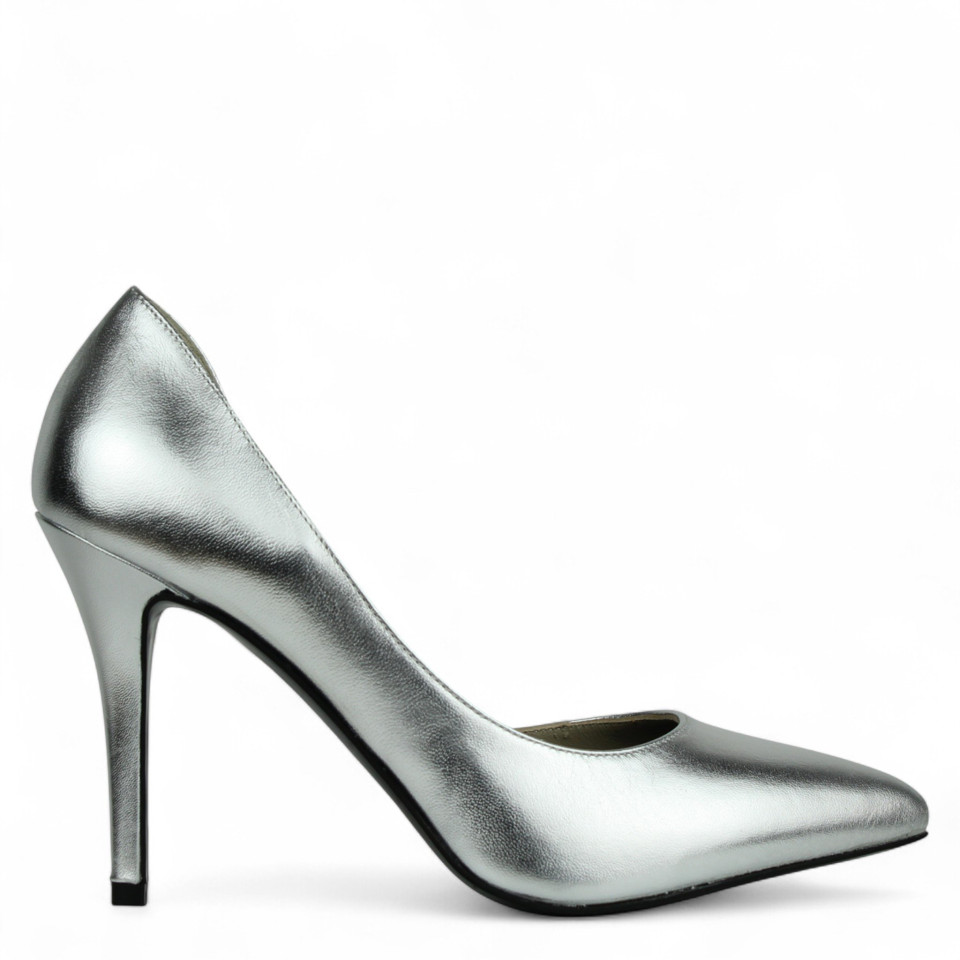 een afbeelding van een zilveren hoge hak op een witte achtergrond
