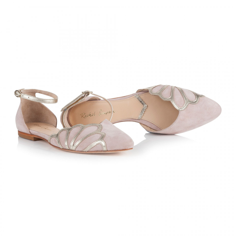 de roze suède schoenen zijn voorzien van metalen details