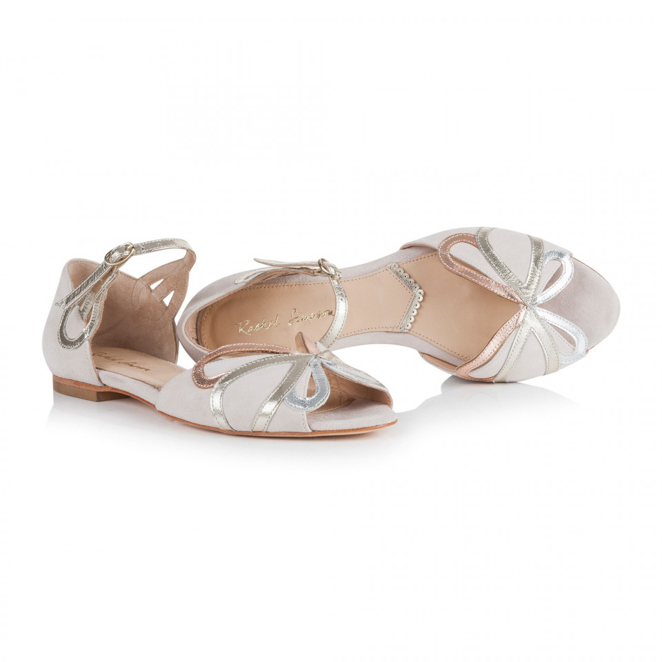 de trouwschoenen zijn gemaakt van metallic leer en hebben een strikdetail