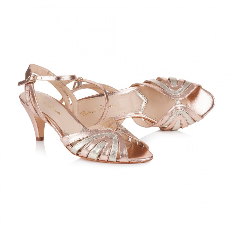 een paar dameshakken in roségoud