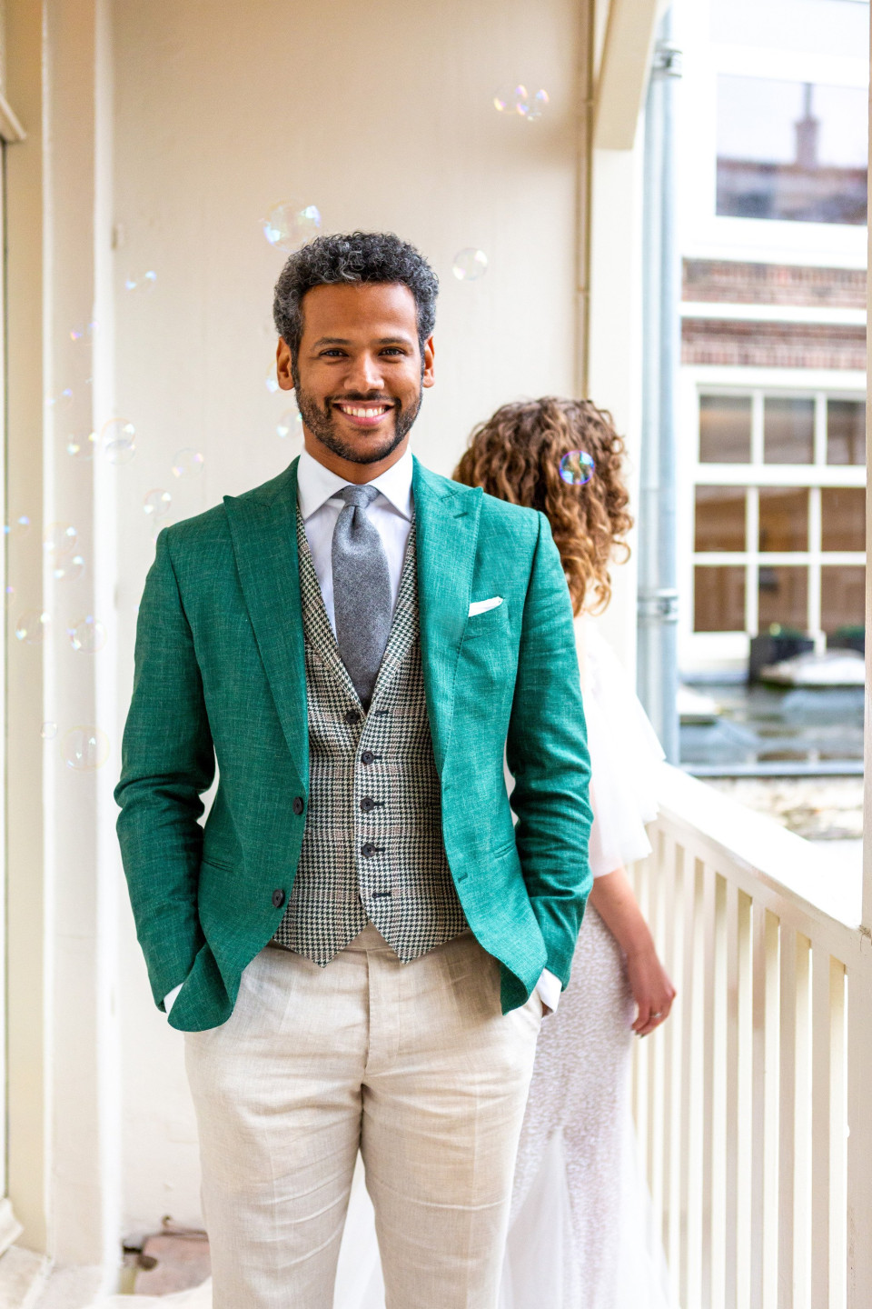 een man in een groen pak en wit overhemd