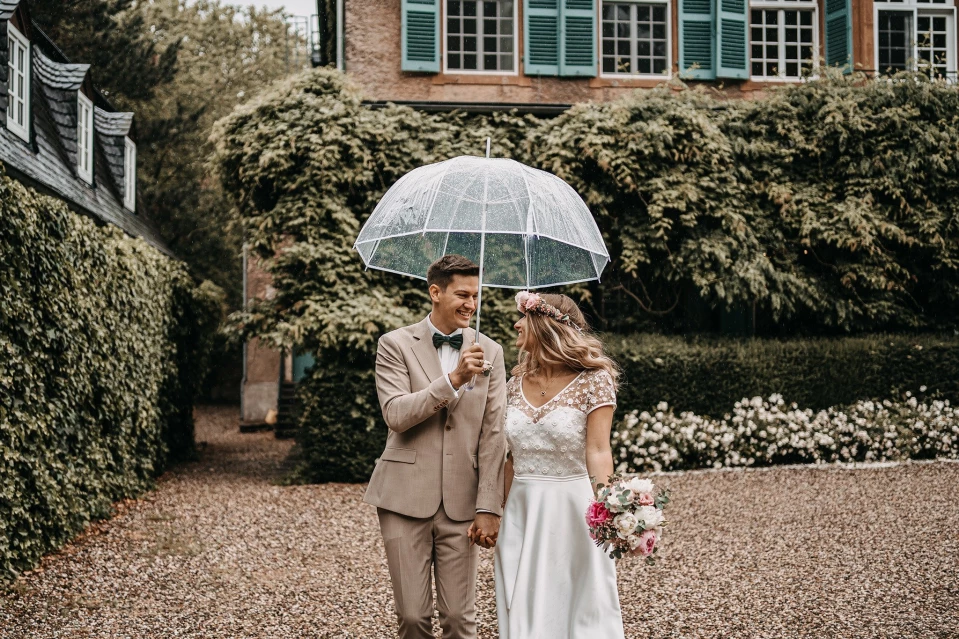 Hochzeitsfotos im Regen | Die besten Tipps und Beispiele für gelungene Hochzeitsfotos bei Regenwetter