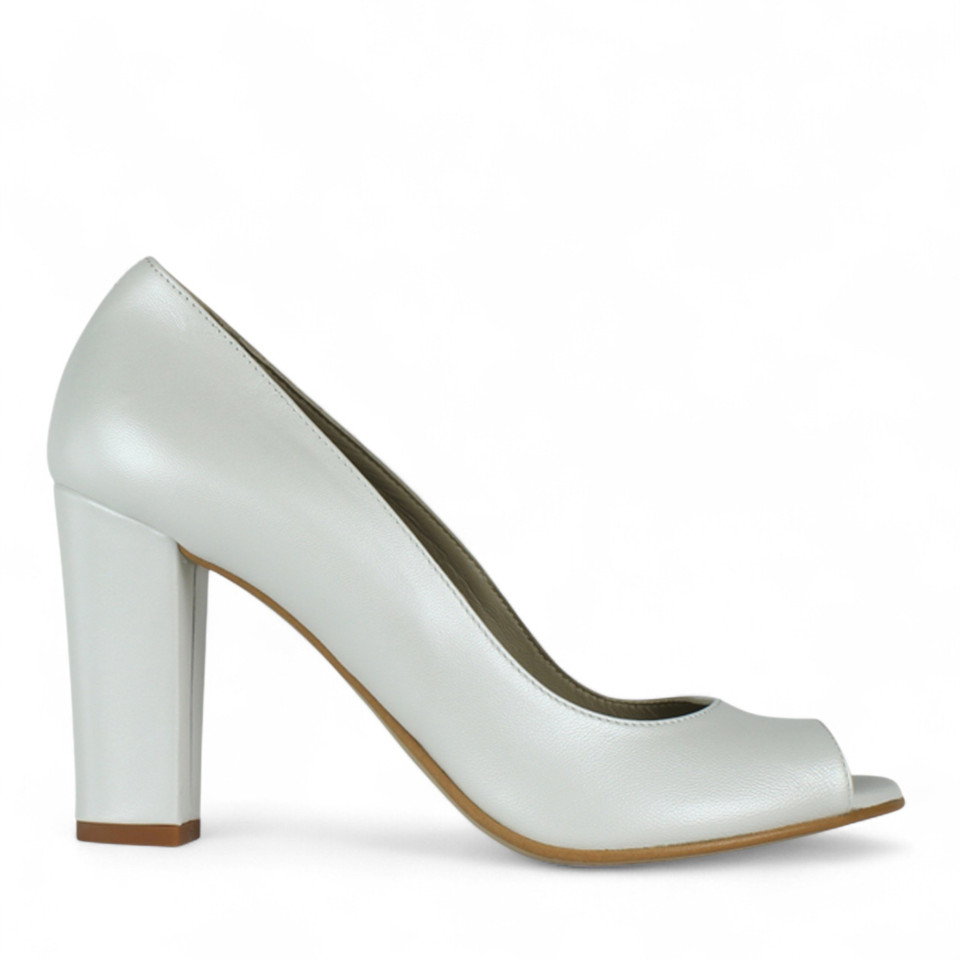 een afbeelding van de schoenen van een vrouw op een witte achtergrond