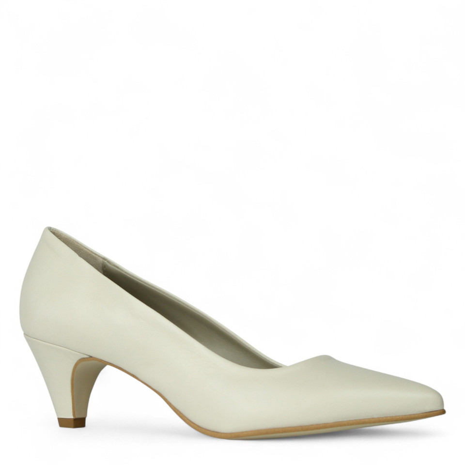 een afbeelding van de schoenen van een vrouw op een witte achtergrond