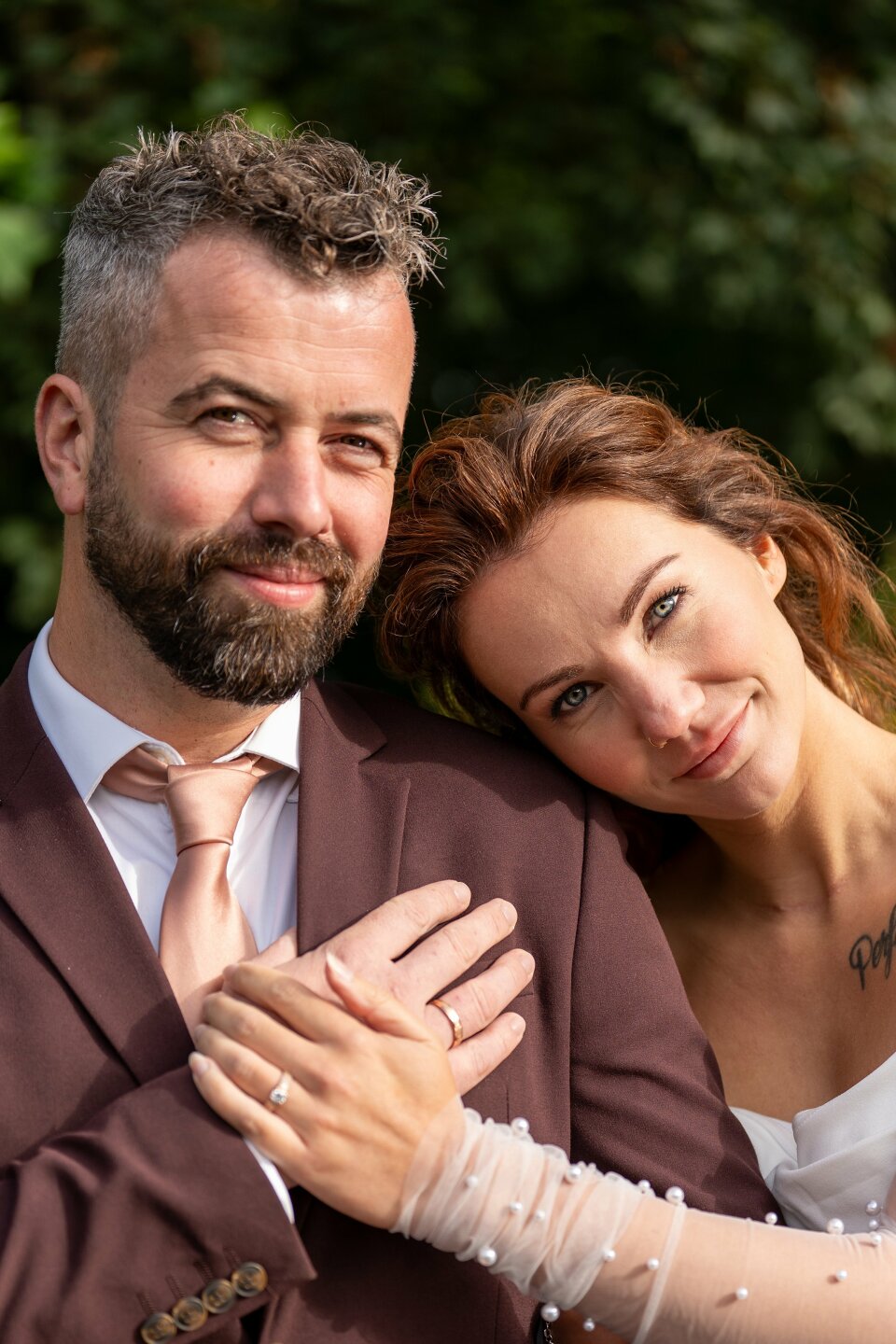 een afbeelding van een man en een vrouw die poseren voor een foto