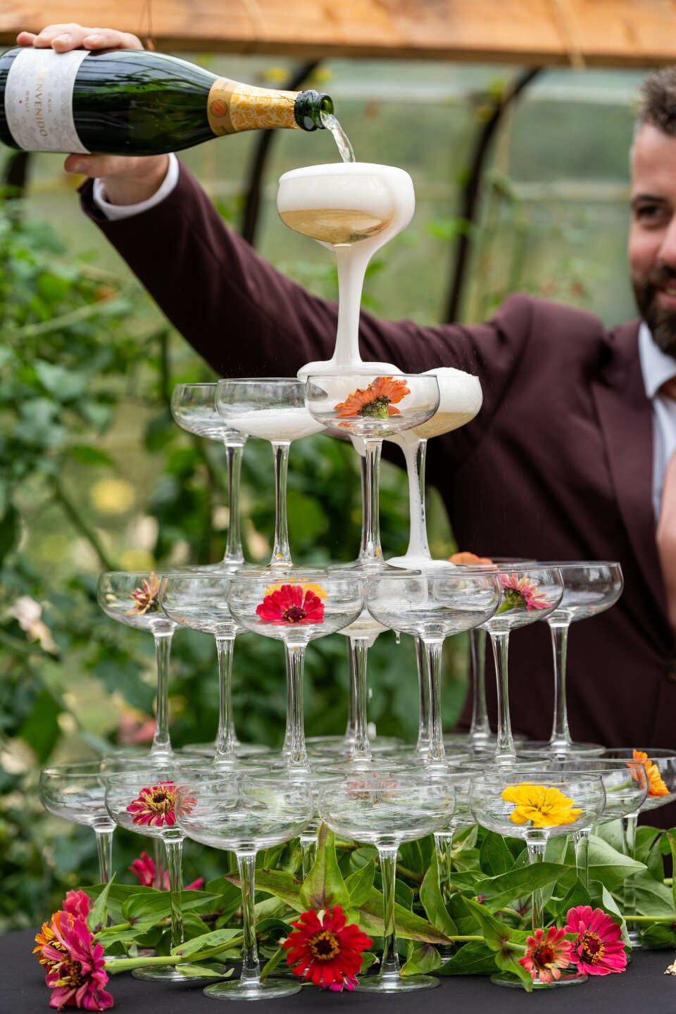 Kleurrijke champagnetoren met bloemen
