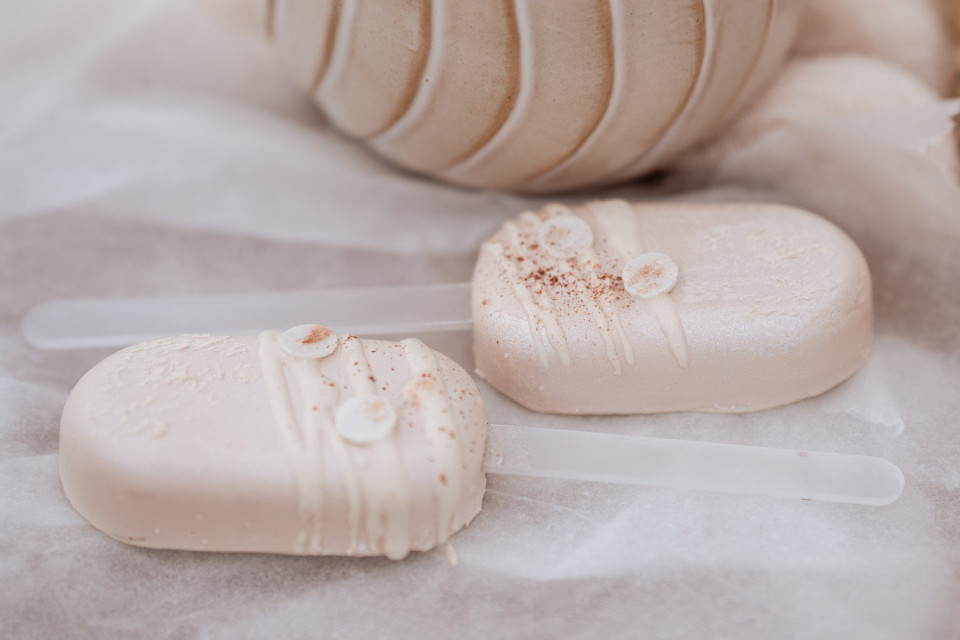 twee ijsjes op tafel met een witte vaas