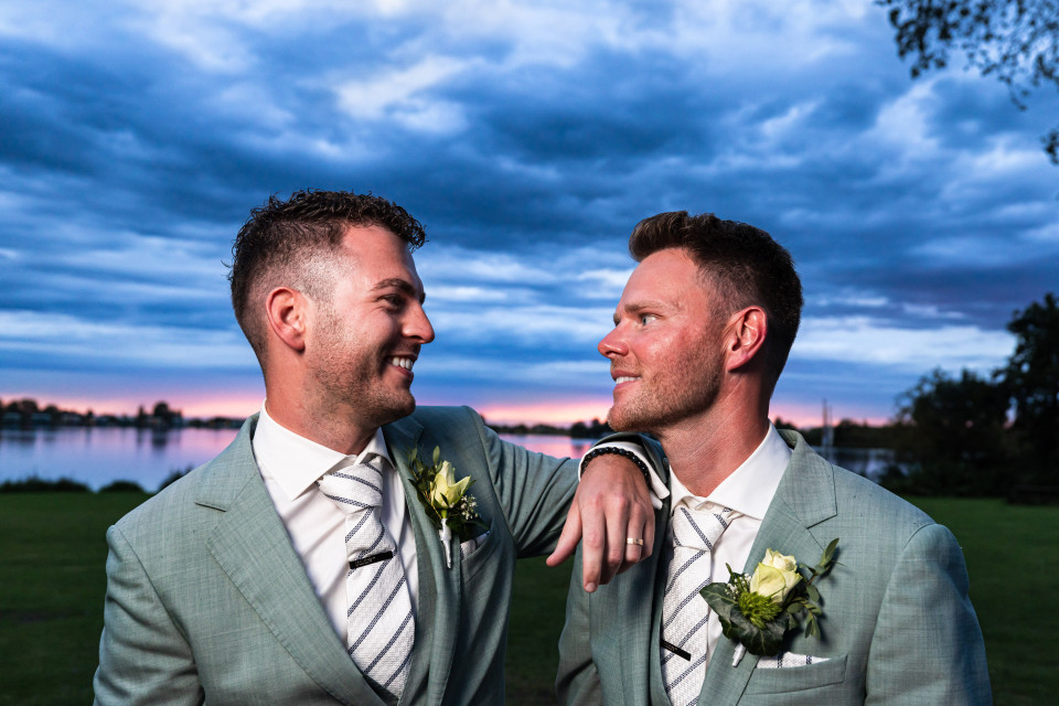 twee mannen in pakken die naast elkaar staan