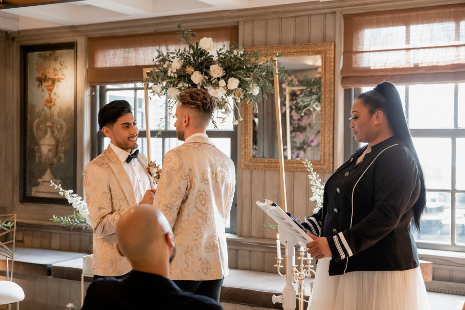 een stel trouwt in een kamer met een raam