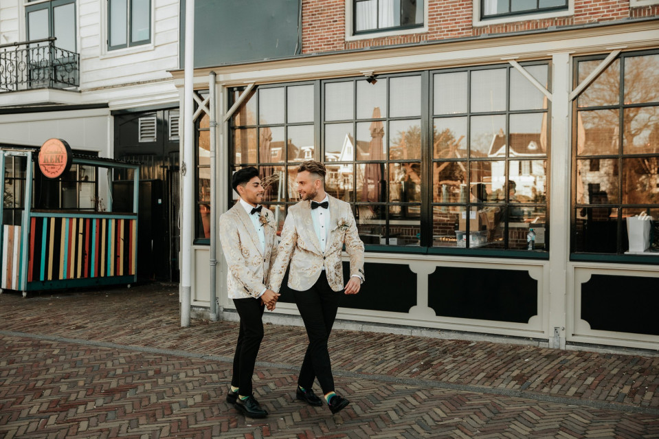 twee mannen in smoking die op straat lopen