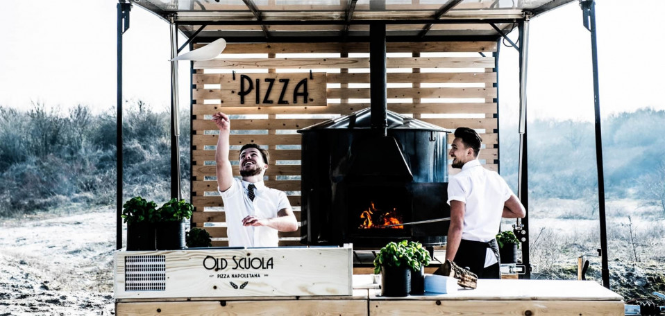 twee mannen staan voor een pizzaoven