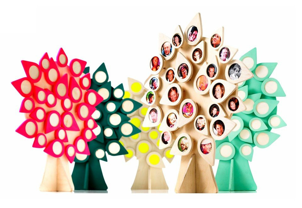 een groep kleurrijke houten bomen met foto's erop