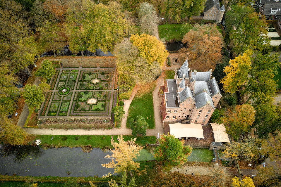 een luchtfoto van een groot kasteel omringd door bomen