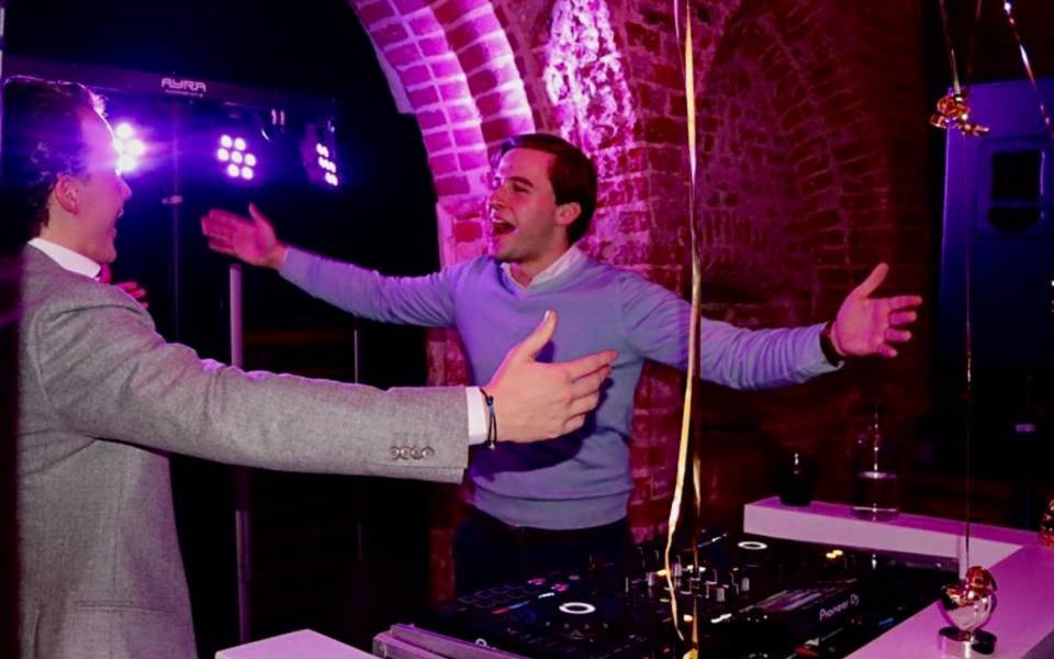 Muziek van Upper Entertainment details