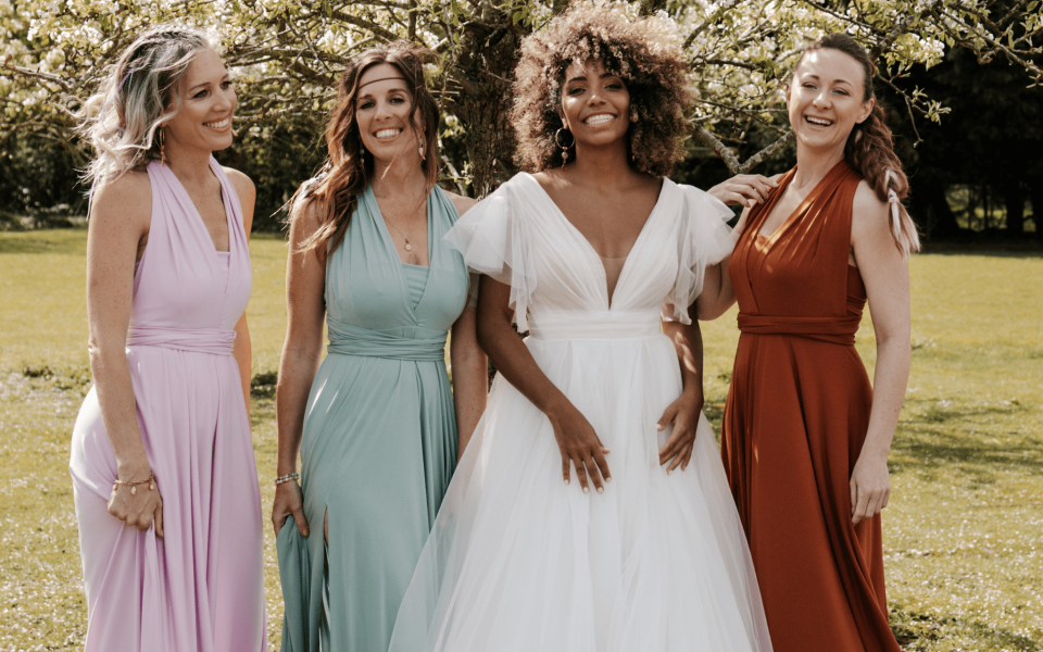 een afbeelding van een groep bruidsmeisjes die poseren voor een foto