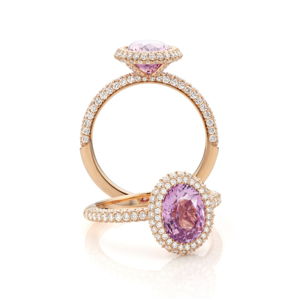 een ovale roze saffier en diamanten ring