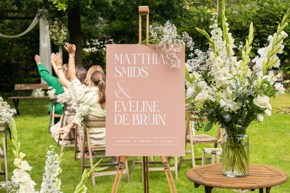 een bord met de tekst martha smids en eveline de brun voor een groep mensen