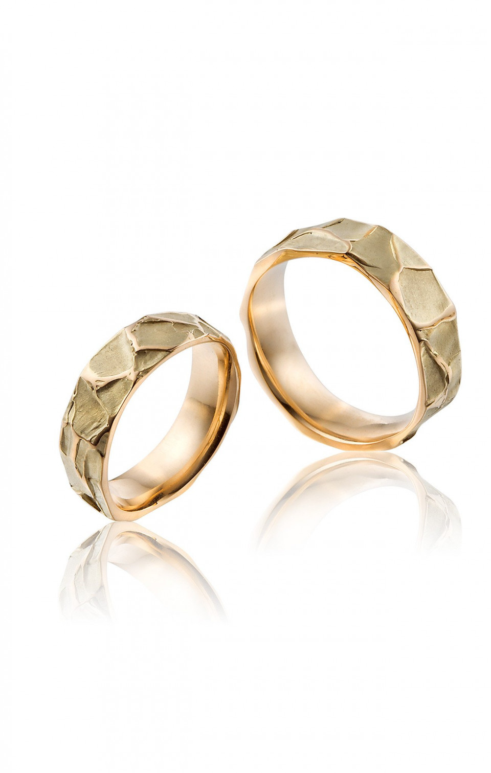 twee gouden trouwringen met een diamanten patroon
