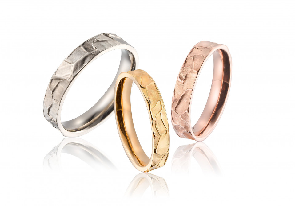 drie verschillend gekleurde ringen op een wit oppervlak
