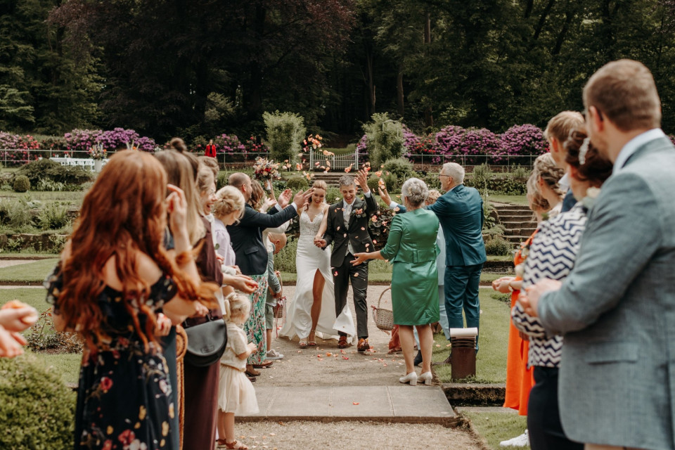 trouwceremonie in de tuin