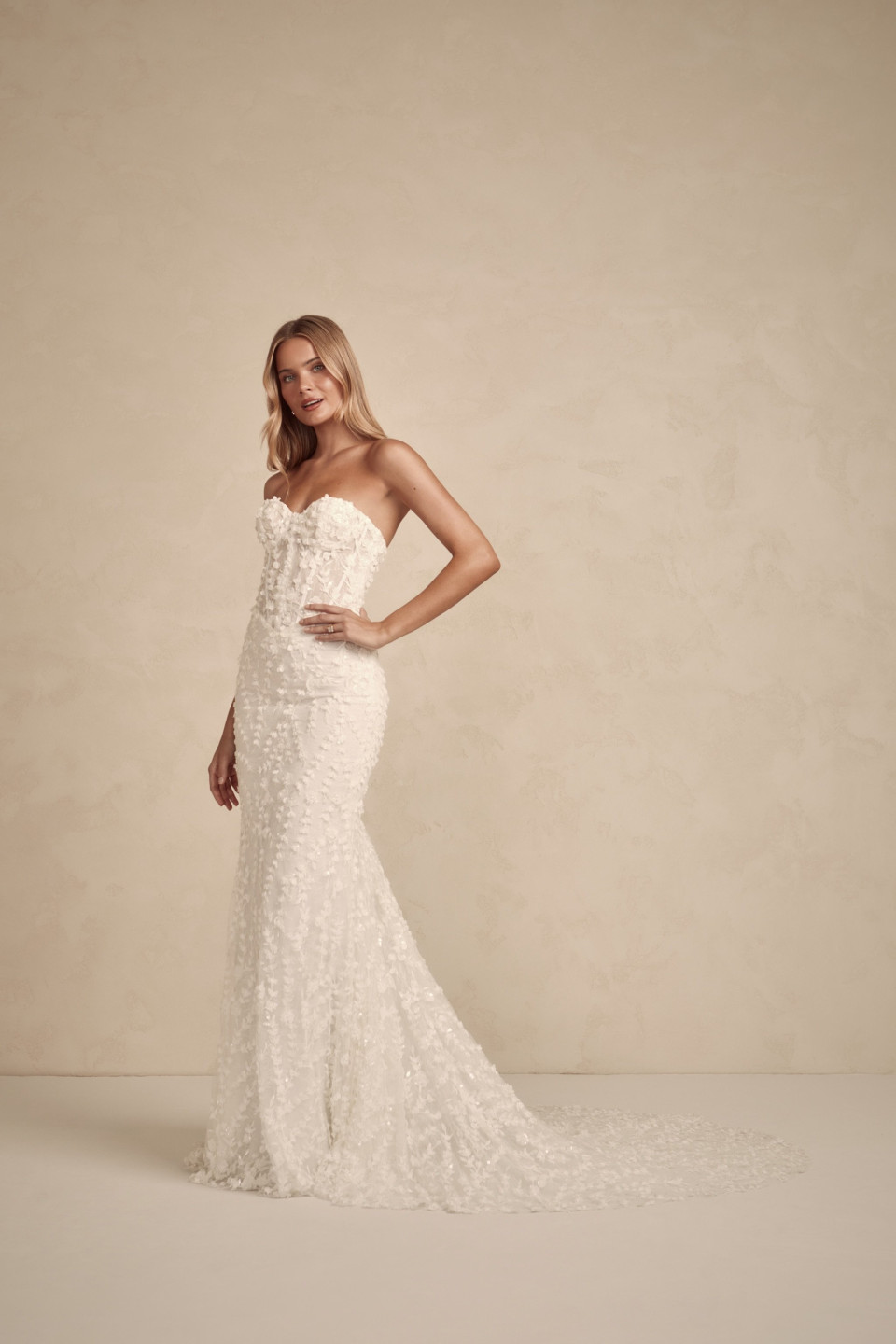 de achterkant van deze prachtige trouwjurk uit de herfst 2016 trouwcollectie