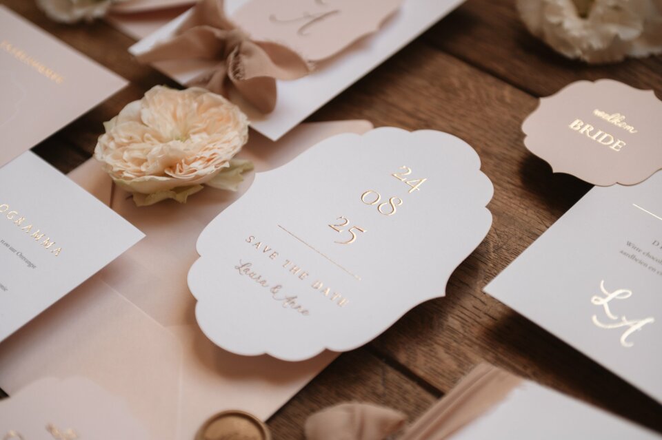 een close-up van de trouwstationery op de tafel