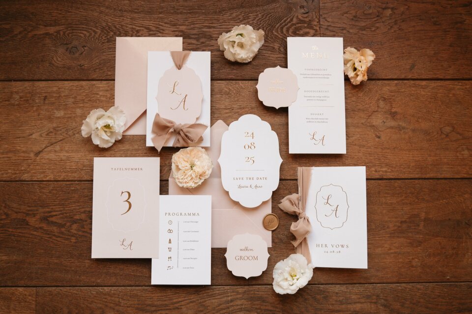 de details van de trouwstationery op de tafel