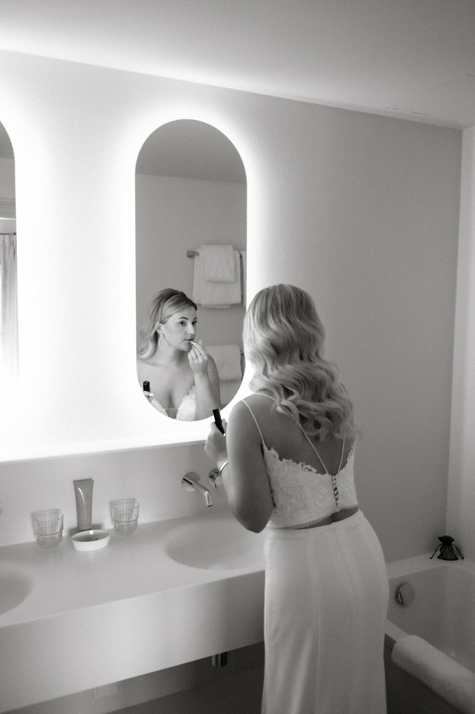 een vrouw die voor een spiegel staat en haar tanden poetst