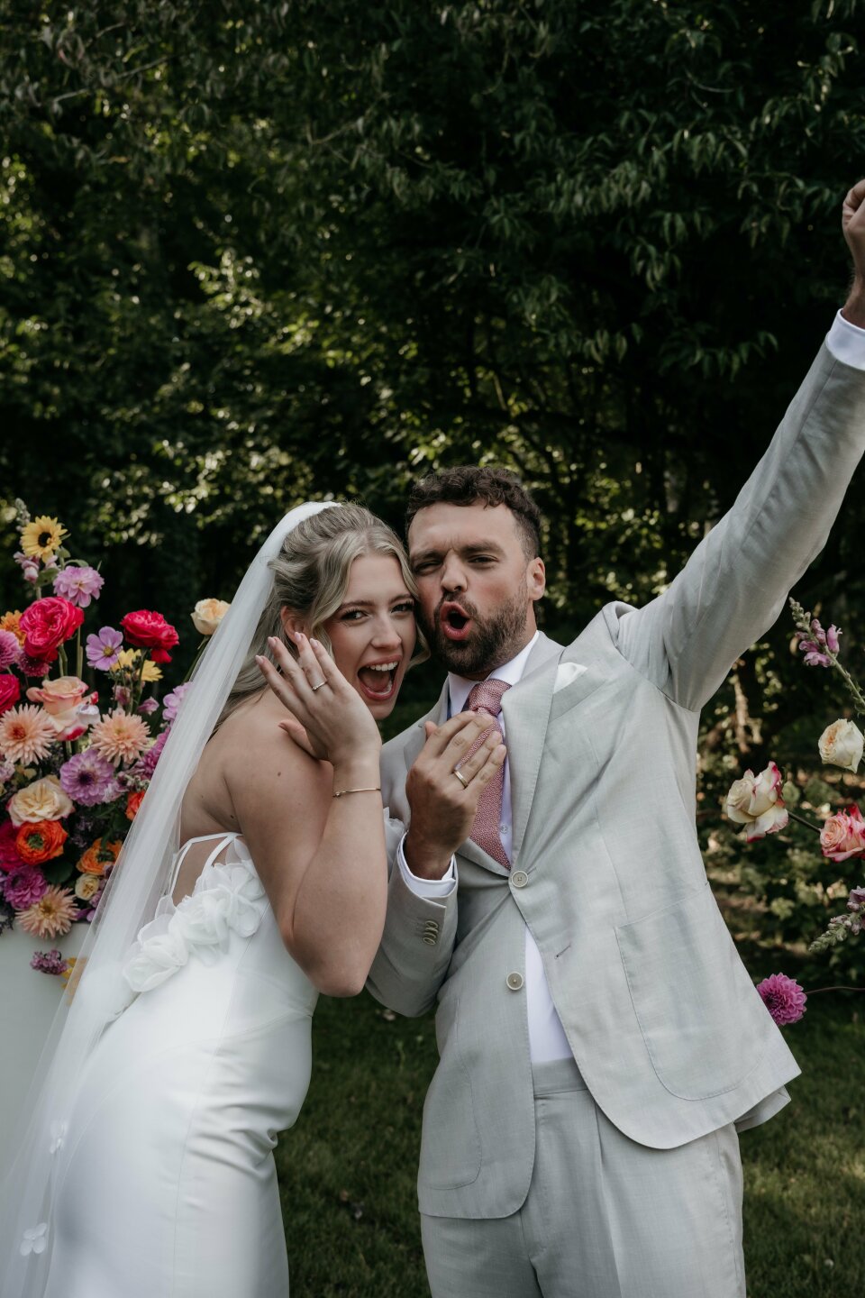 een bruid en bruidegom die een selfie nemen met hun mobiele telefoon