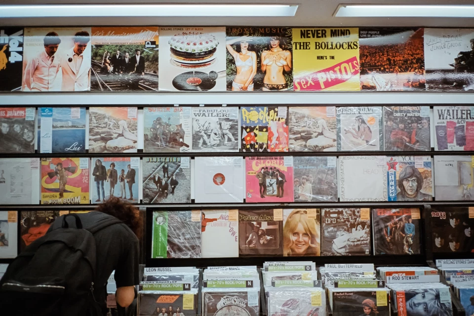 Le bar à vinyles, pour une atmosphère de mariage musicale et chaleureuse !