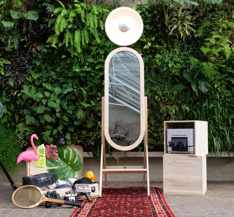 een spiegel, een lamp, een stoel en een koffer