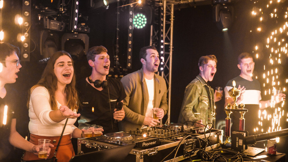 Muziek van CLBRTE Love details