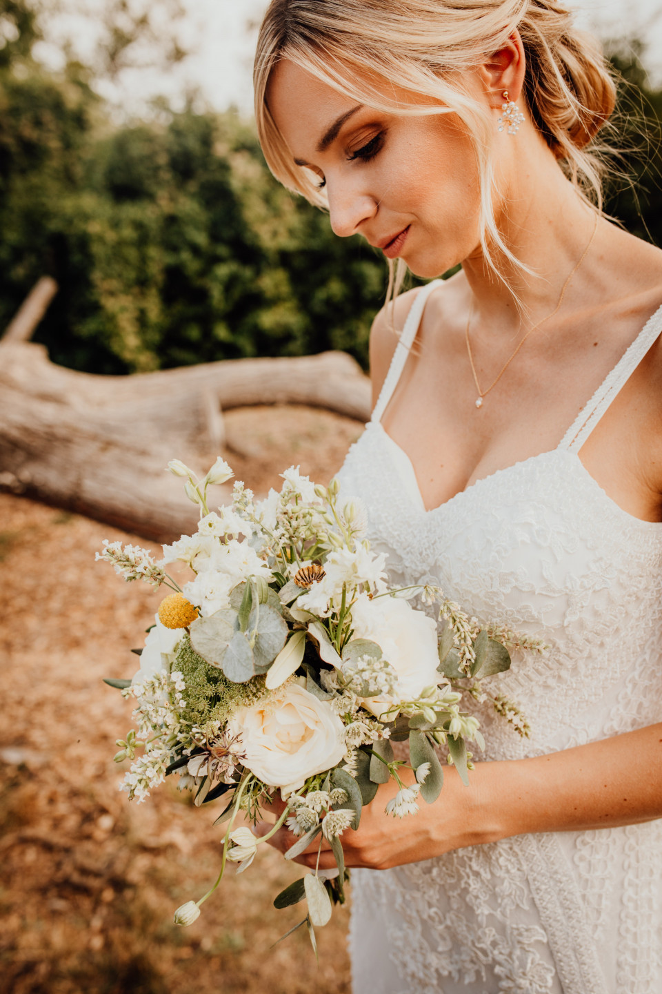 Braut mit schönem natürlichem Braut-Make-up
