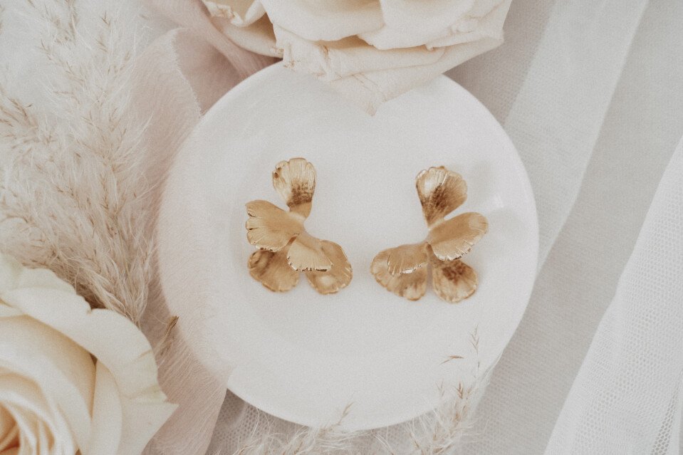 Goldene Ohrringe in Blütenform