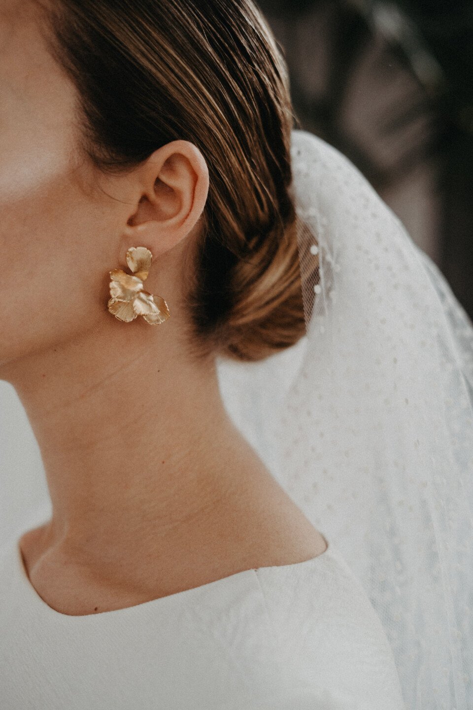 Elegante Ohrringe in goldener Blütenform