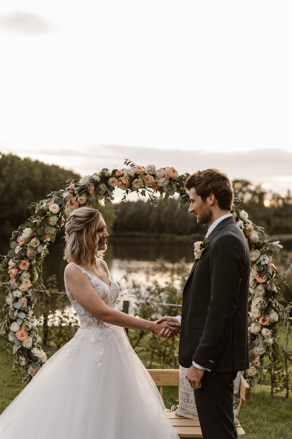trouwceremonie aan het meer