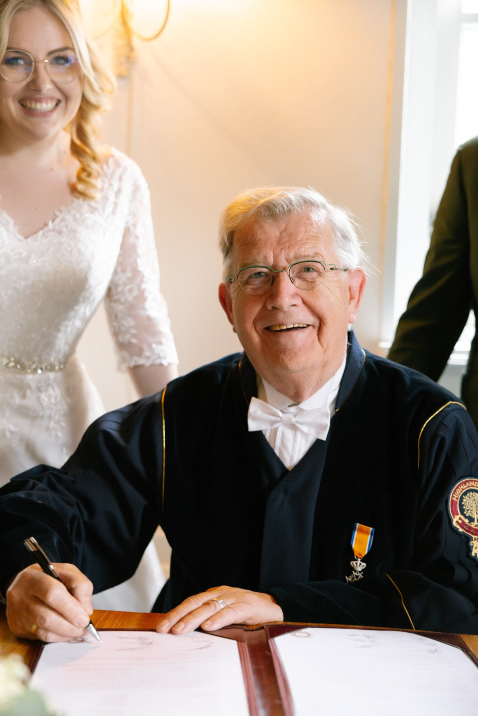 man in een zwart pak