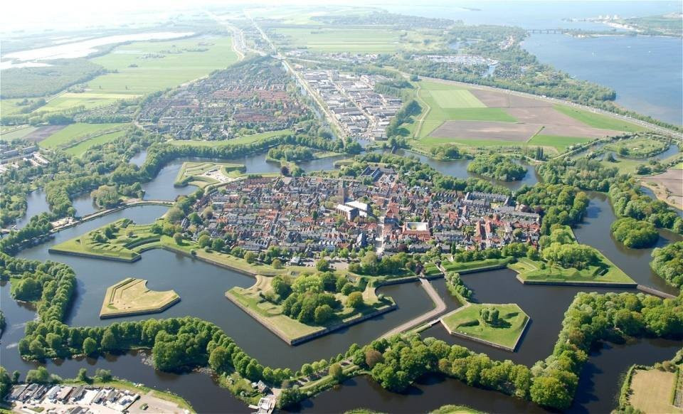 een luchtfoto van een stad omringd door water
