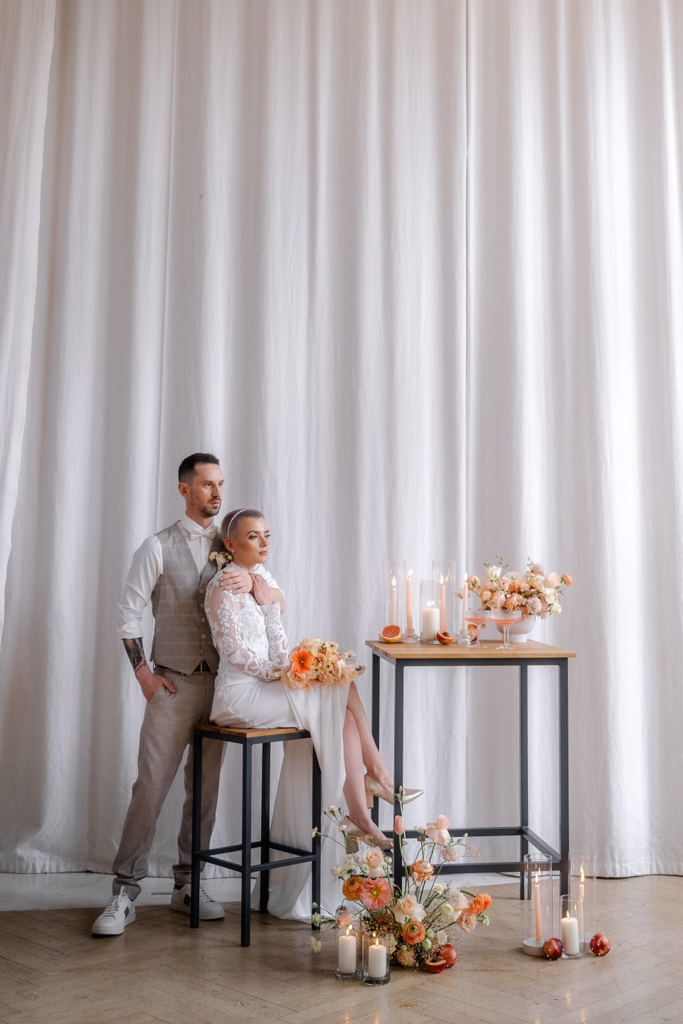 een bruid en bruidegom poseren voor een foto voor een witte achtergrond