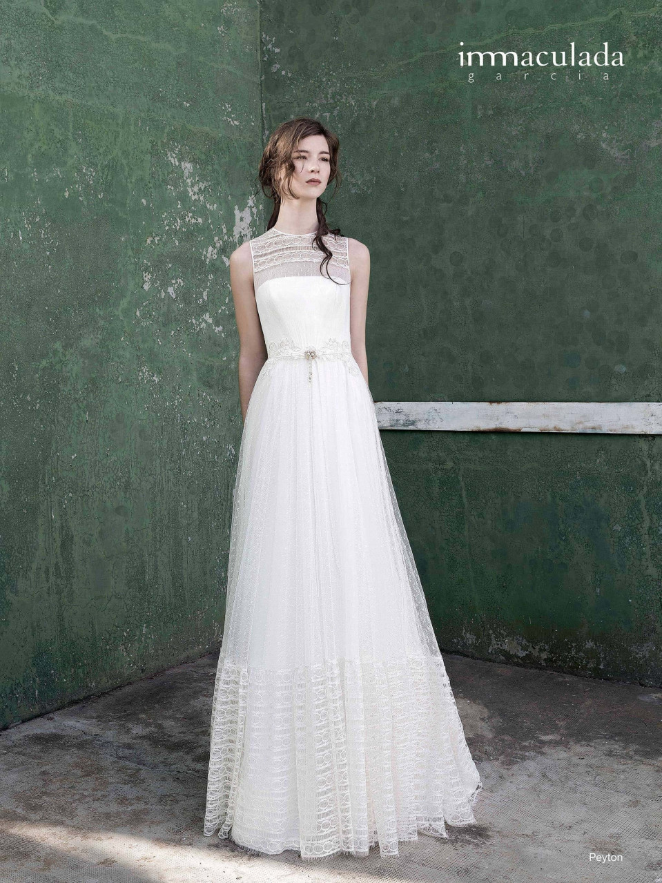 het model draagt een witte trouwjurk