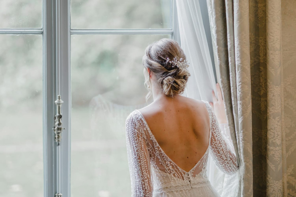 bruid kijkt uit het raam