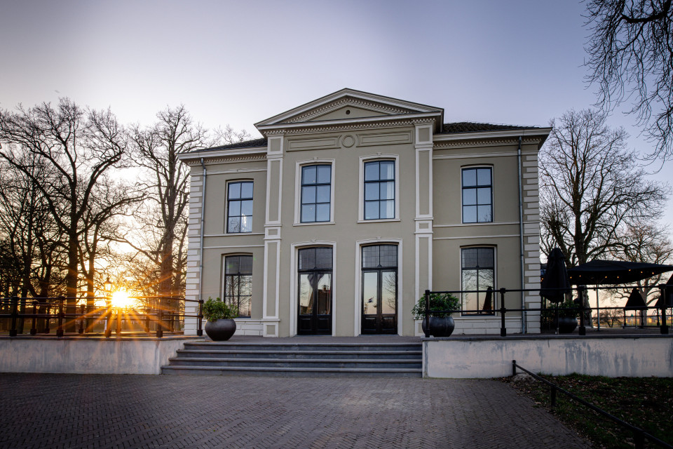 een groot gebouw met een groot voorterras