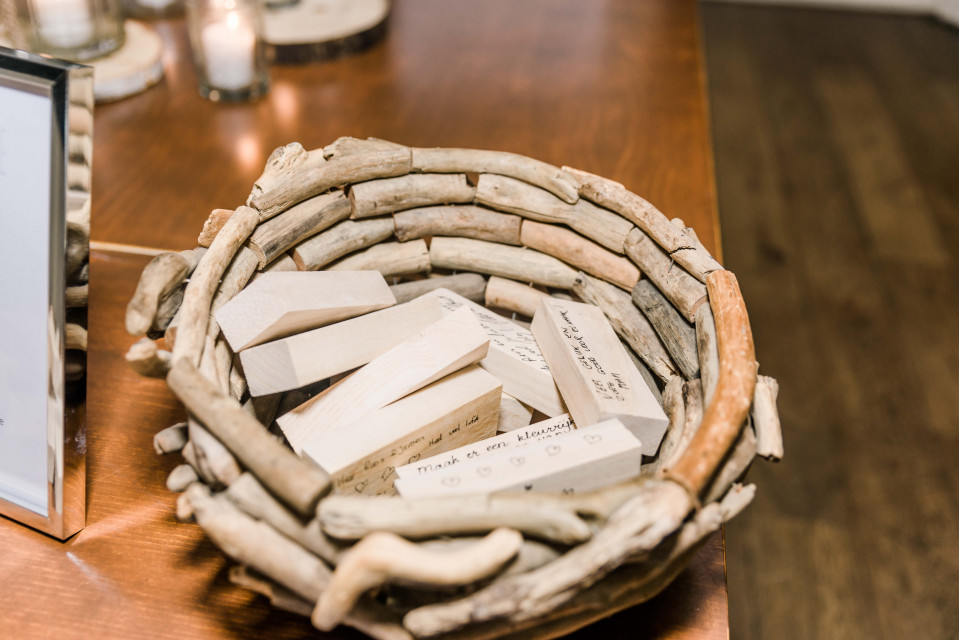 een mand met kaarsen en een bord op een tafel