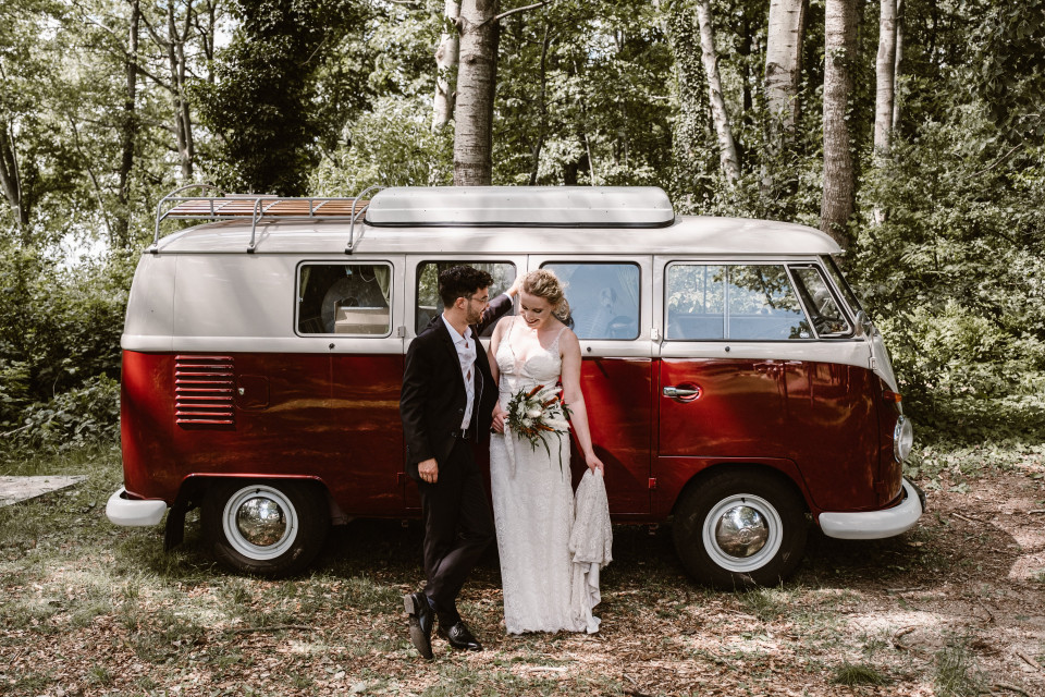 bruid en bruidegom bij een vw camperbus
