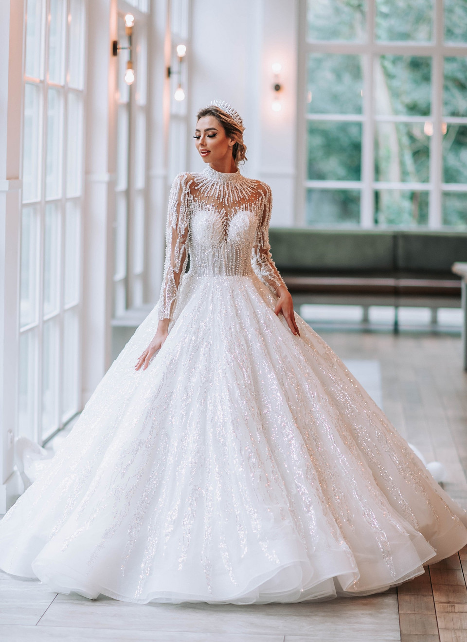 een mooie bruid in een trouwjurk poseert voor de camera