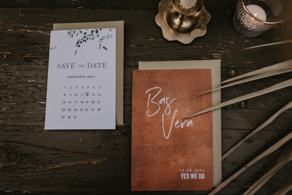 trouwuitnodiging met een kalender en een kaars