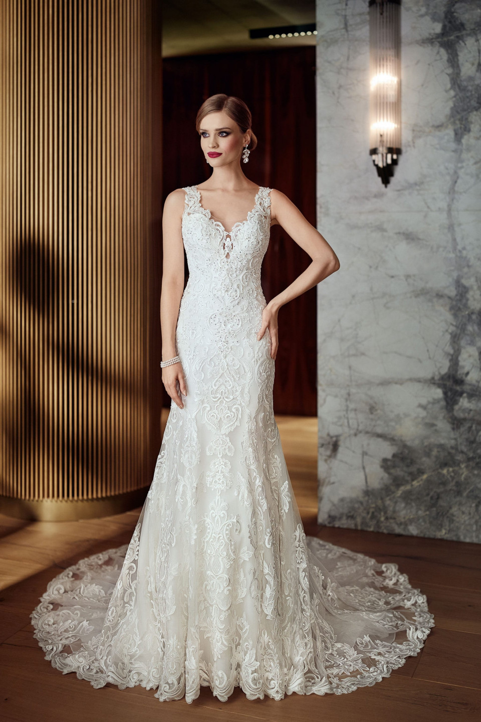 de mooie trouwjurk is in een witte kamer